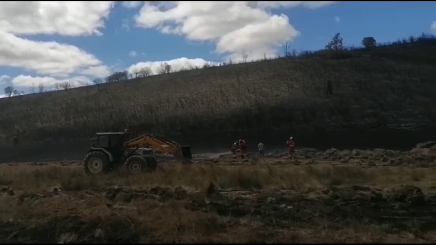 Vecinos y equipos contraincendios tratan de apagar los rescoldos del fuego en Aliste y Alba, Zamora