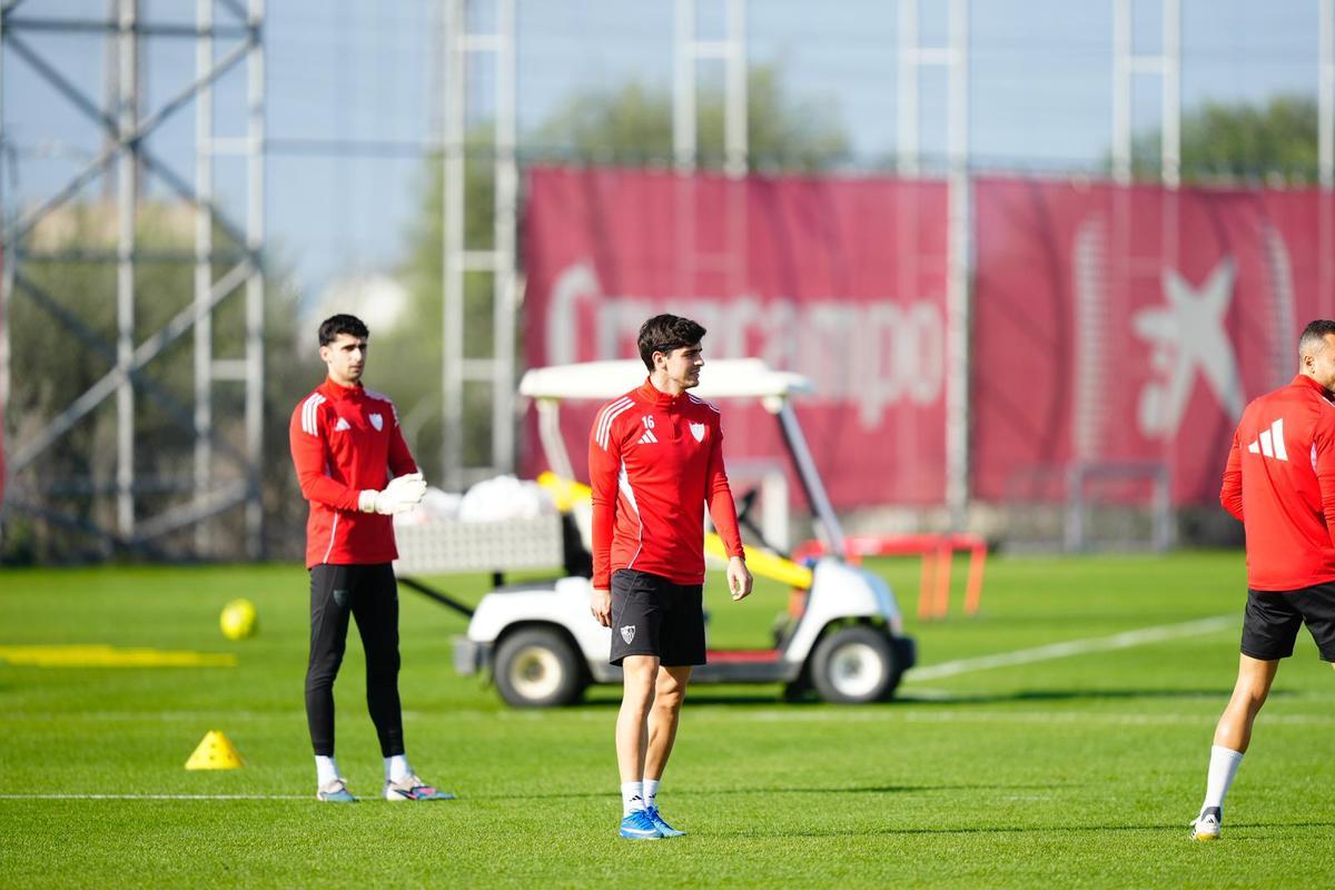 Juanlu, durante el entrenamiento del Sevilla FC este jueves