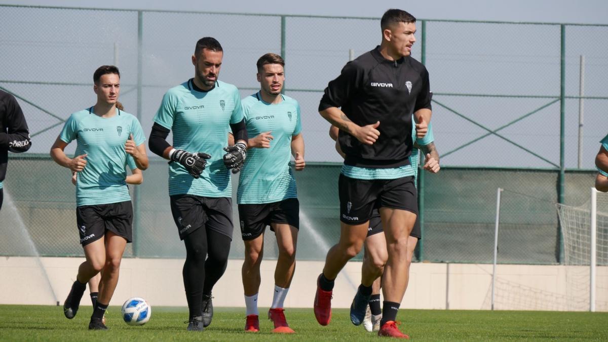 Adri Fuentes encabeza el grupo del Córdoba CF en la sesión del jueves en Baréin.