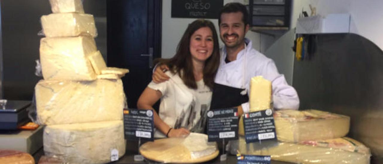 Ana García y Vicente Martín en su tienda de quesos en Arrecife.