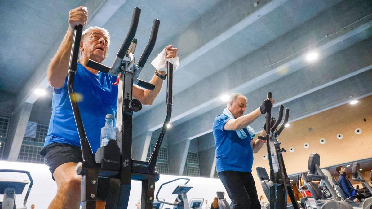 Personas mayores en el gimnasio Multiusos Fontes do Sar, en Santiago de Compostela.