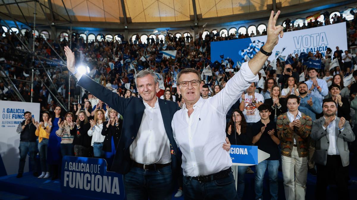 O candidato do PPdeG á presidencia da Xunta, Alfonso Rueda, xunto ao presidente do PP nacional, Alberto Núñez Feijóo, no mitin dos populares galegos na praza de touros de Pontevedra.