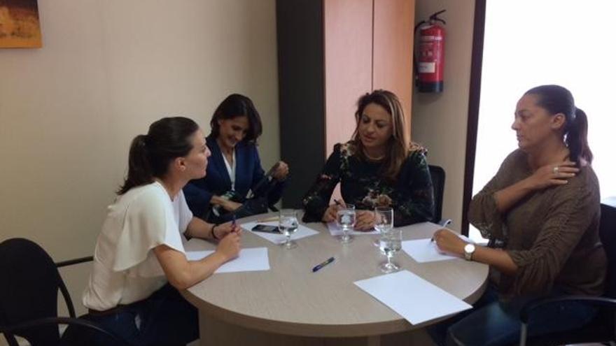 De izquierda a derecha, Migdalia Machín, Mariate Lorenzo, Cristina Valido y Nereida Calero, esta mañana, en la reunión celebrada en la sede en Arrecife del Instituto Canario de la Vivienda.