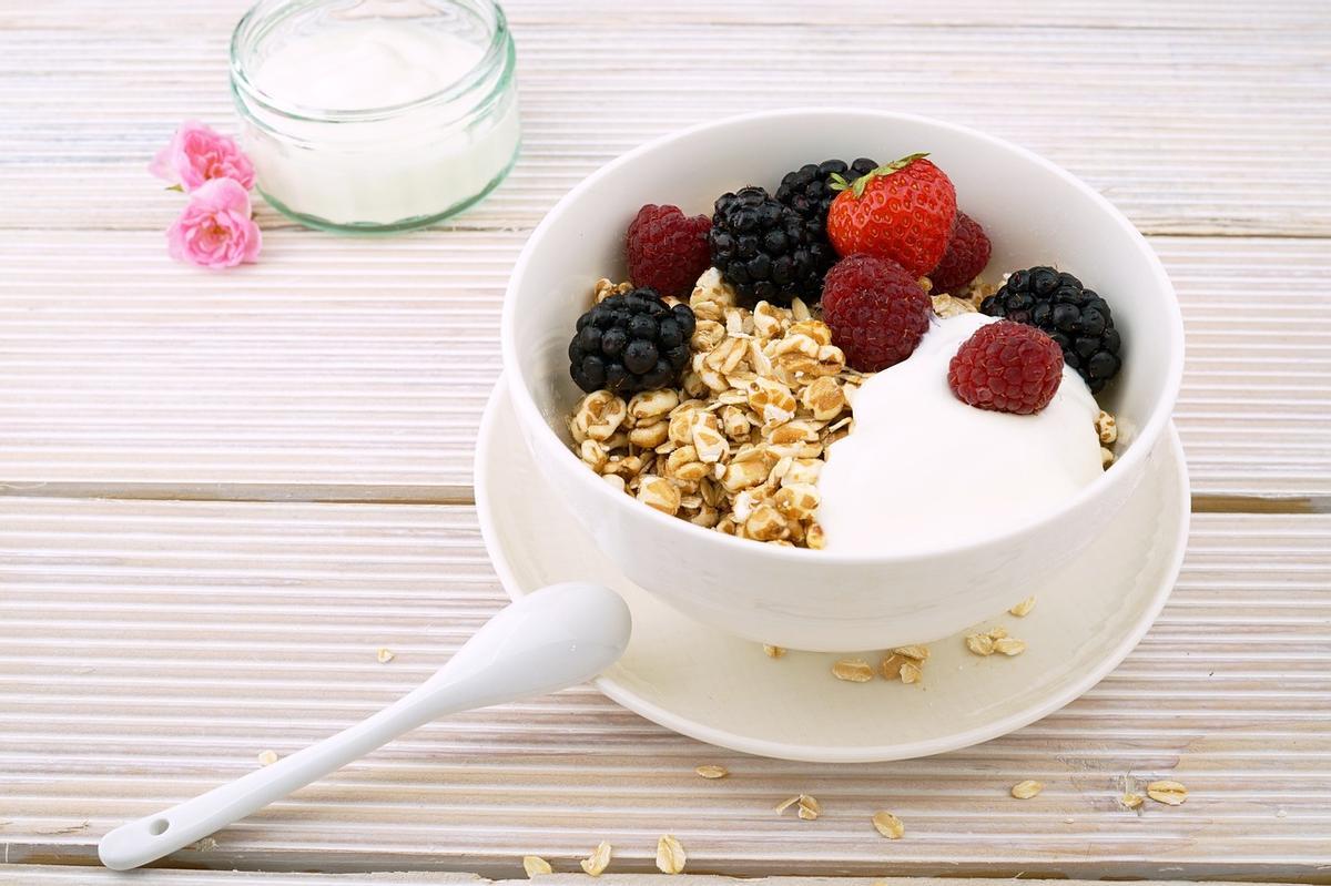 El yogur se puede combinar con otros alimentos saludables.