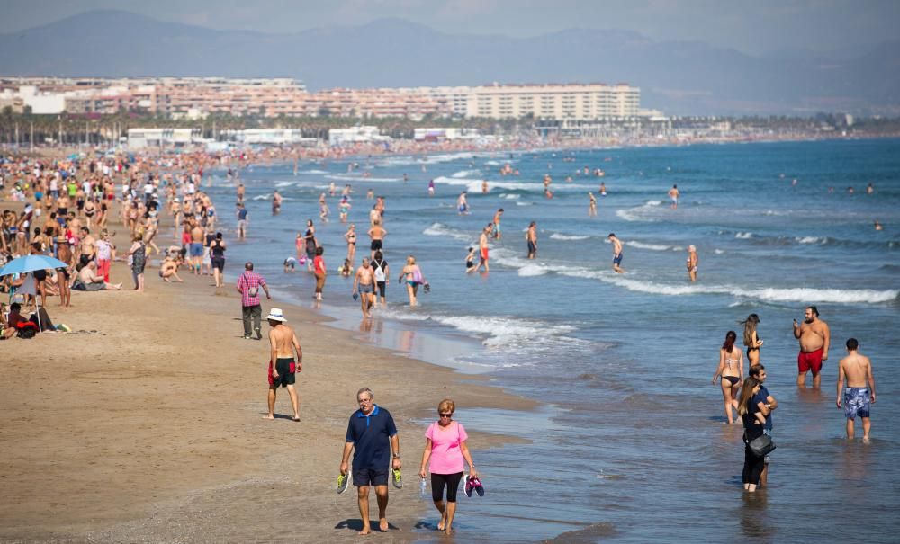 Ambiente festivo en la Marina y las playas por el Día del Pilar