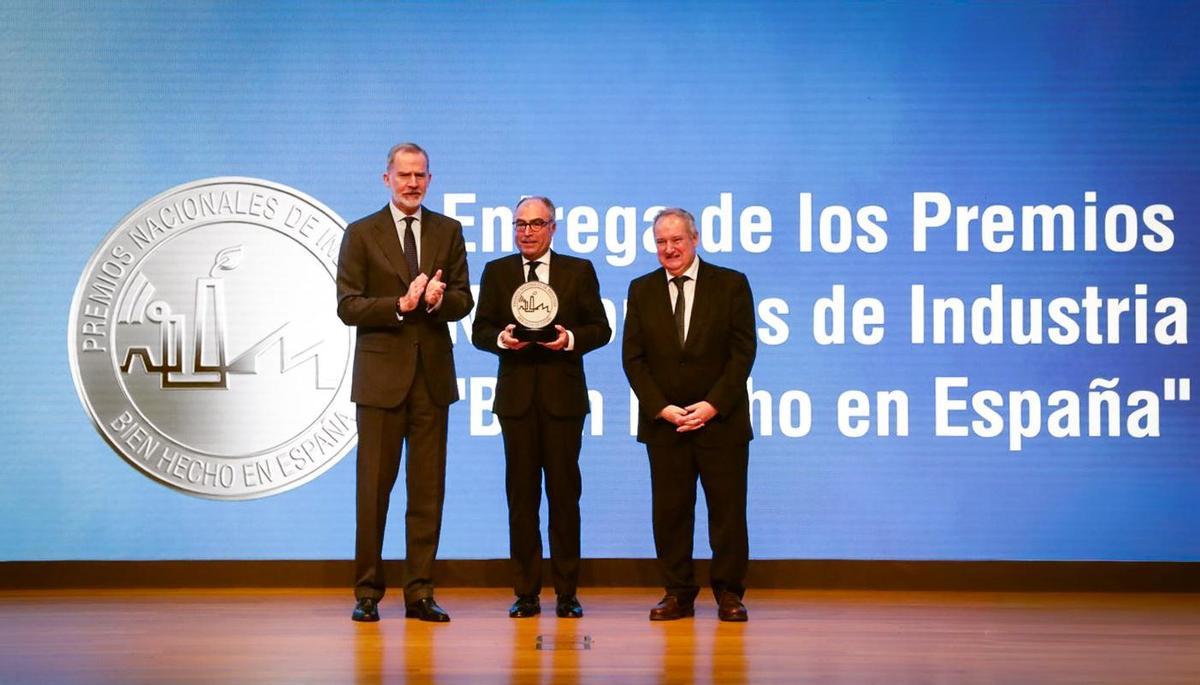 El consejero delegado de Slimop Space, Eduardo Ferrer, recibiendo uno de los Premios Nacionales de Industria de manos del Rey y el ministro Jordi Hereu