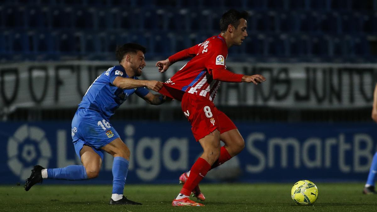 Pedro Díaz conduce el balón.