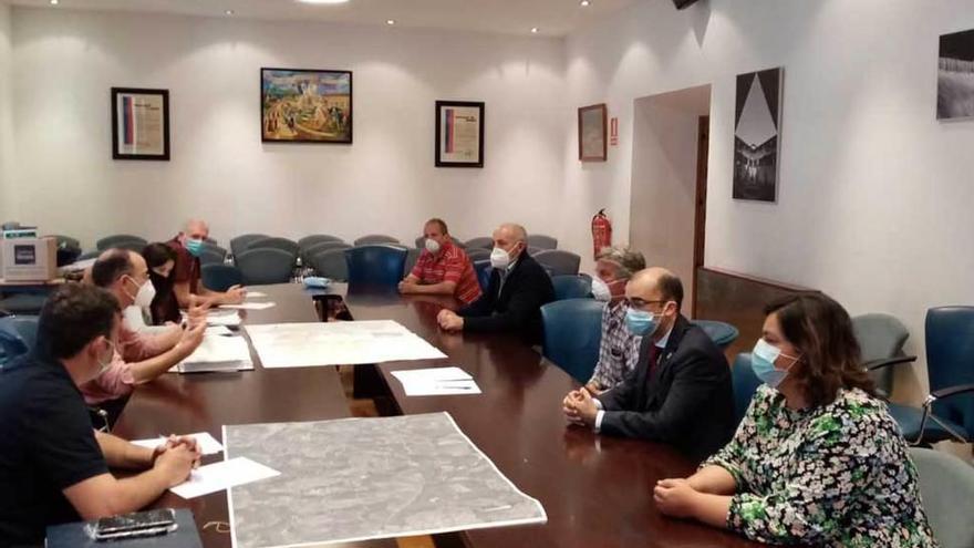 Reunión de la comisión local de las concentraciones parcelarias en el Ayuntamiento de Cangas del Narcea.