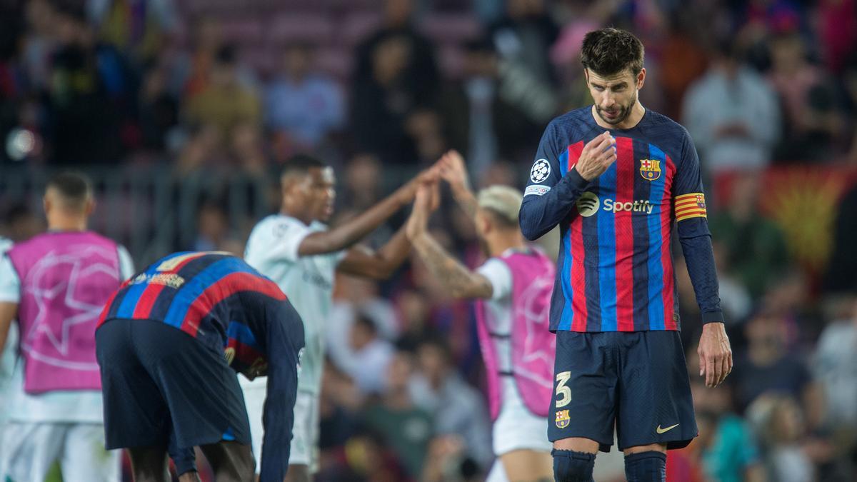 Piqué y Dembélé representan la desolación del equipo con la alegría del Inter de fondo.