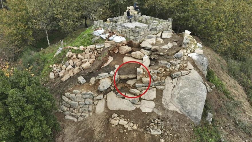 Vista aérea de la torre y del nuevo muro exterior con la puerta de acceso rodeada con un círculo rojo. |