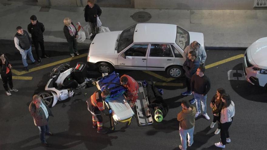 Los miembros de urgencias médicas atienden al motorista herido en Chapela para su traslado al hospital. / Eugenio Álvarez