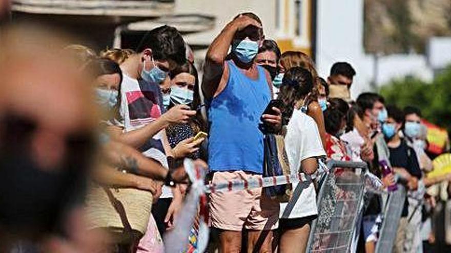 La gente, esperando a pleno sol a que lleguen Felipe VI y Letizia.