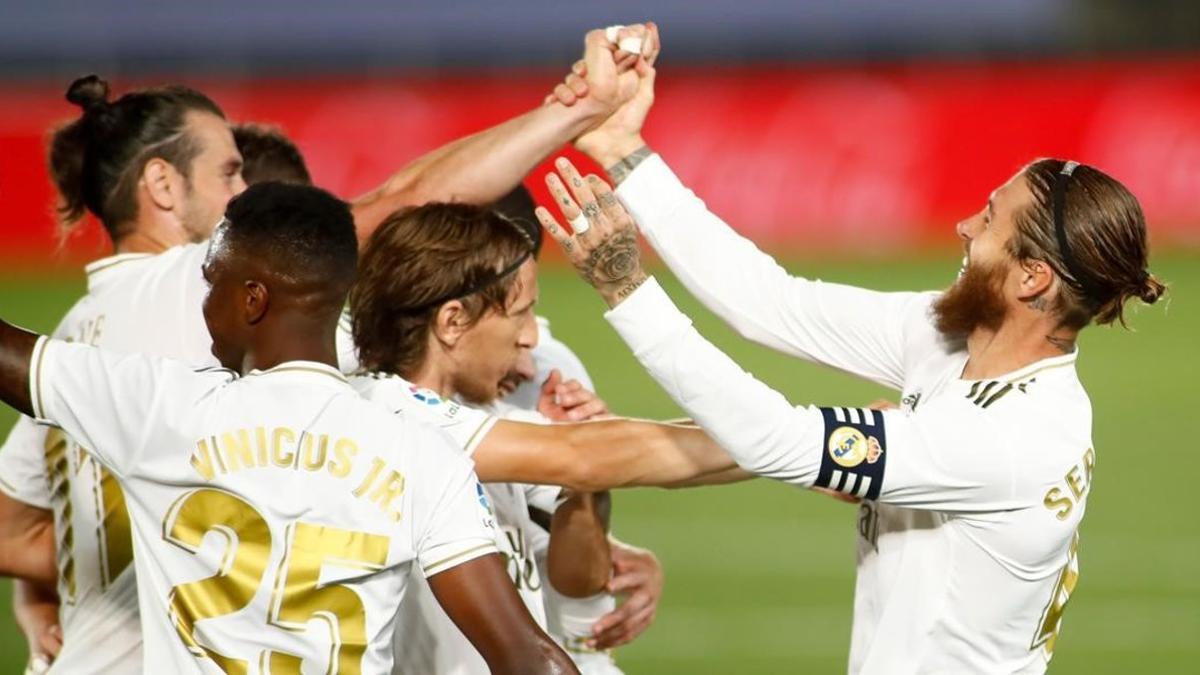 Sergio Ramos es felicitado por sus compañeros tras su golazo de falta directa ante el Mallorca.