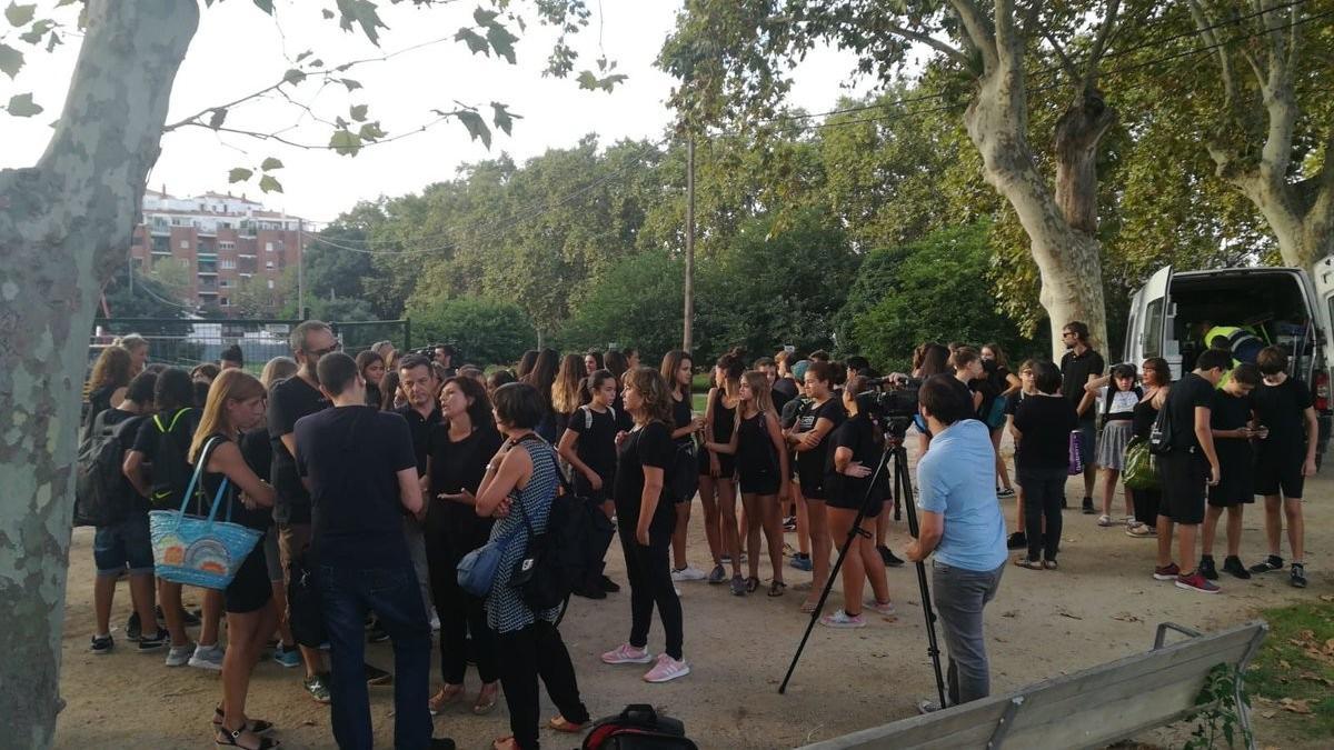 Manifestación delante de las obras del INS La Riera de Badalona.