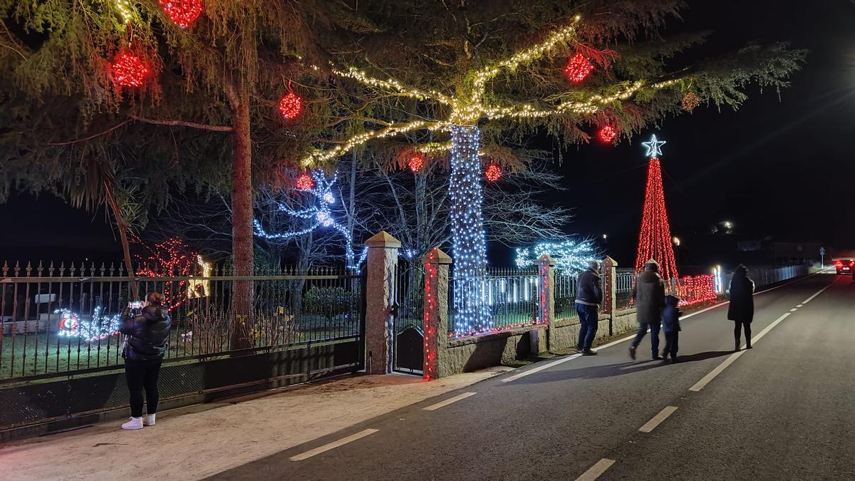 La aldea de Soutelo, en Cuntis, lleva años atrayendo visitantes que acuden a ver sus luces La aldea de Soutelo, en Cuntis, lleva años atrayendo visitantes que acuden a ver sus luces