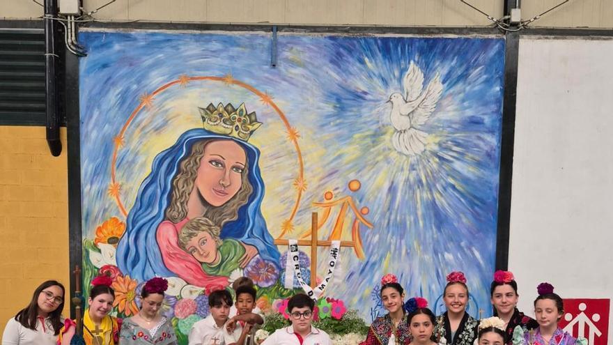 Montilla vive la Fiesta de la Cruz con un desfile infantil que honra la tradición floral