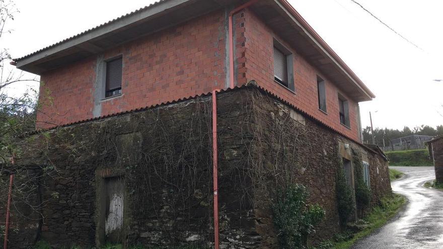 Una casa con la fachada sin rematar en el concello coruñés de Touro
