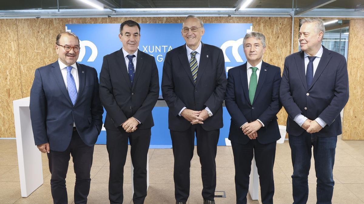 El rector de la USC, Antonio López; el conselleiro de Educación, Román Rodríguez; el rector de la Universidad de Vigo, Manuel Reigosa; el rector de la Universidad de A Coruña, Ricardo Cao, y el conselleiro de Sanidad, Antonio Gómez Caamaño, tras la reunión mantenida sobre la situación del grado de Medicina, este jueves en Santiago.
