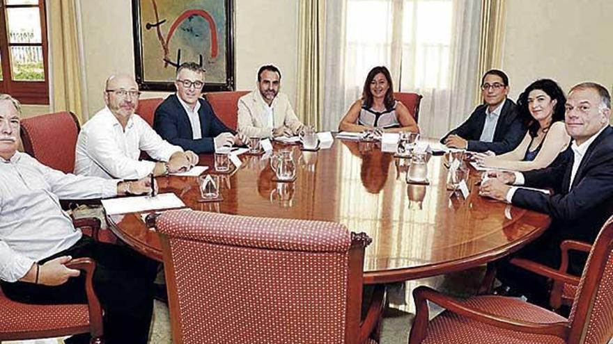 Imagen de la reunión de la presidenta Armengol y responsables de Trabajo con representantes de empresarios y sindicatos.