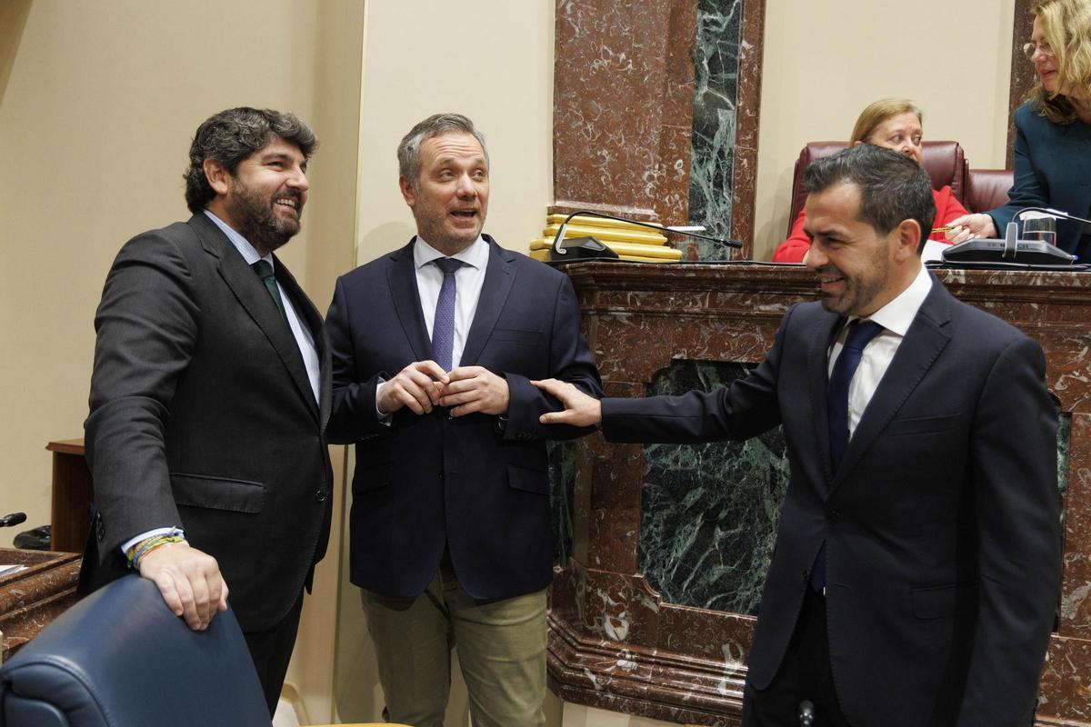 Fernando López Miras, Joaquín Segado y Rubén Martínez Alpañez, el jueves pasado antes de iniciarse la sesión de control de la Asamblea.