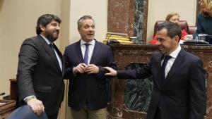 Fernando López Miras, Joaquín Segado y Rubén Martínez Alpañez, el jueves pasado antes de iniciarse la sesión de control de la Asamblea.
