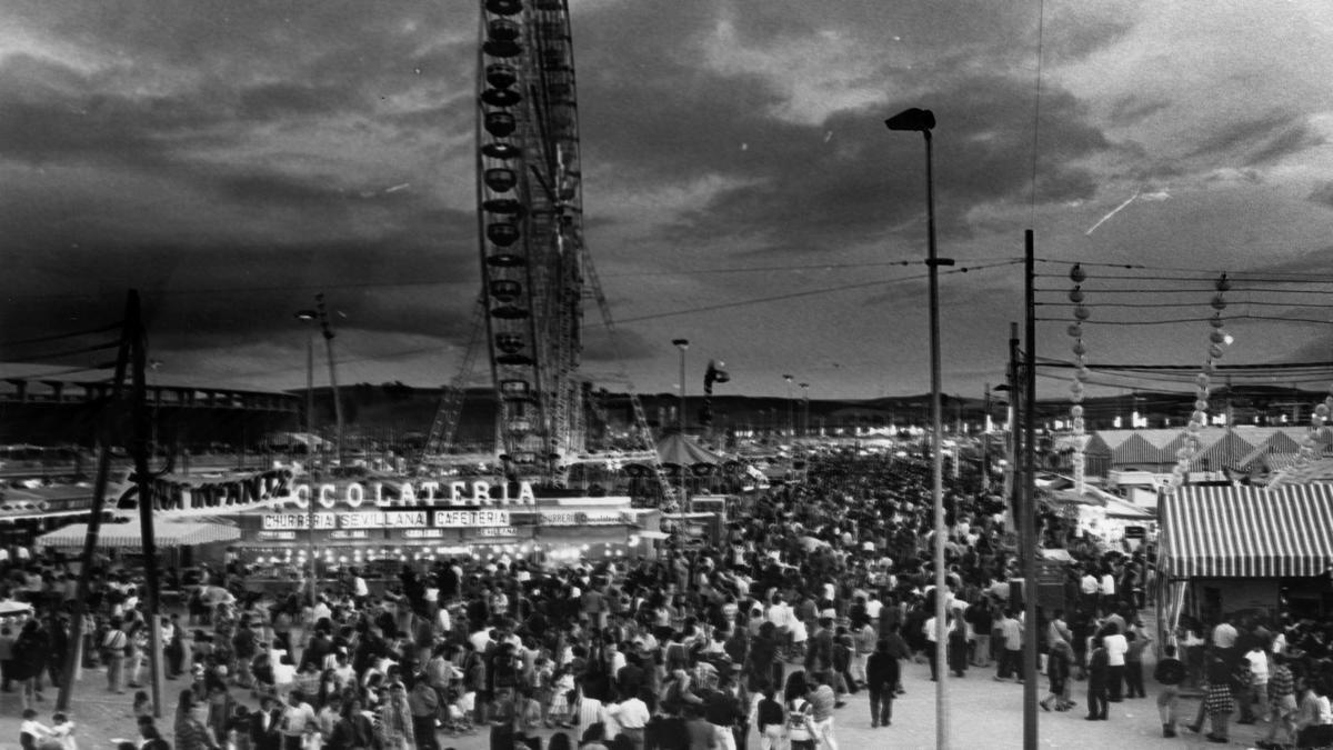 Una imagen de la Calle del Infierno en 1994, con el público ansioso de conocer las novedades de la nueva Feria en el parque urbano.