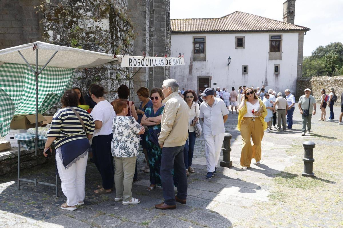 Vecinos después de la misa comprando rosquillas.