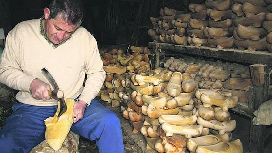 Juan Lozano, trabajando en su taller en Veneros, en el concejo de Caso.