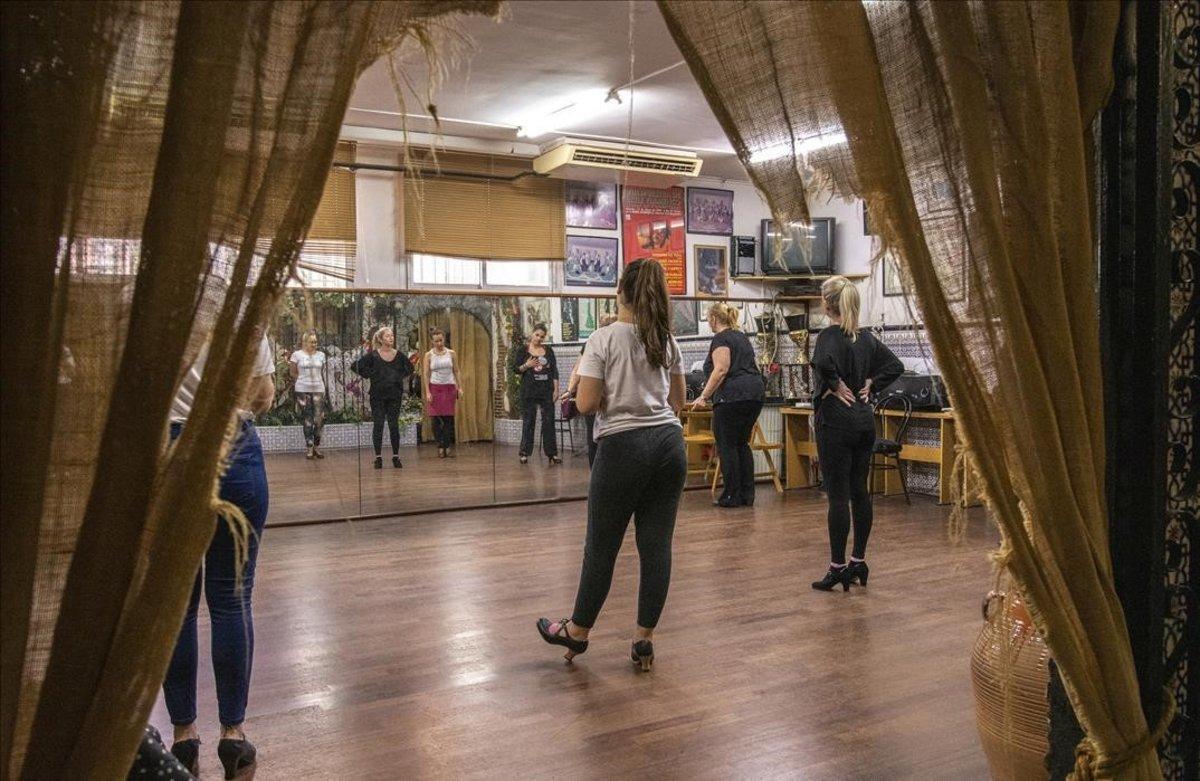 Clase de flamenco en el Baix Llobregat a cargo de Ana Márquez