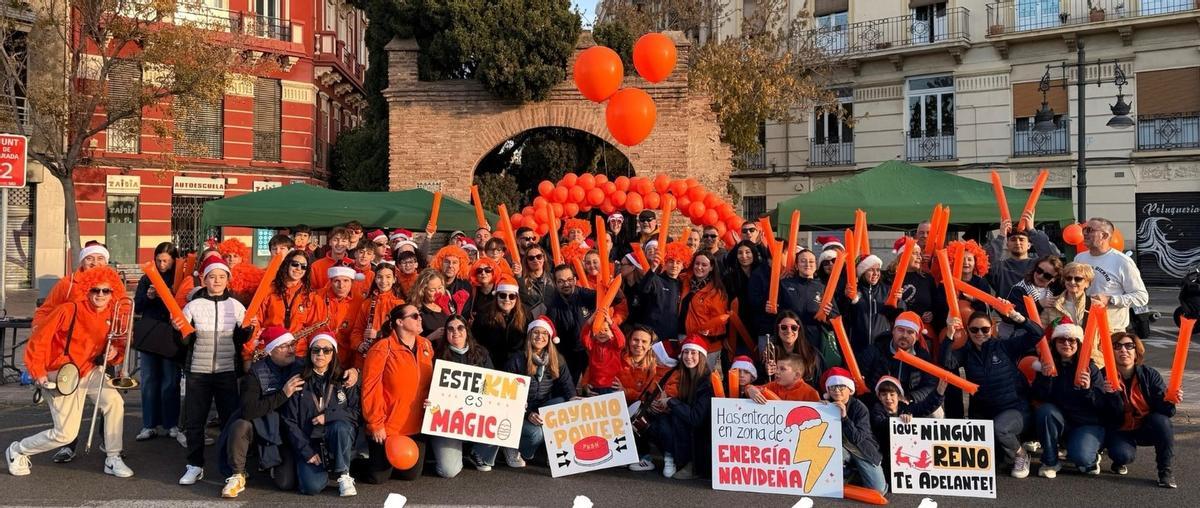 La marea naranja de Gayano Lluch ganó el premio al grupo más numeroso