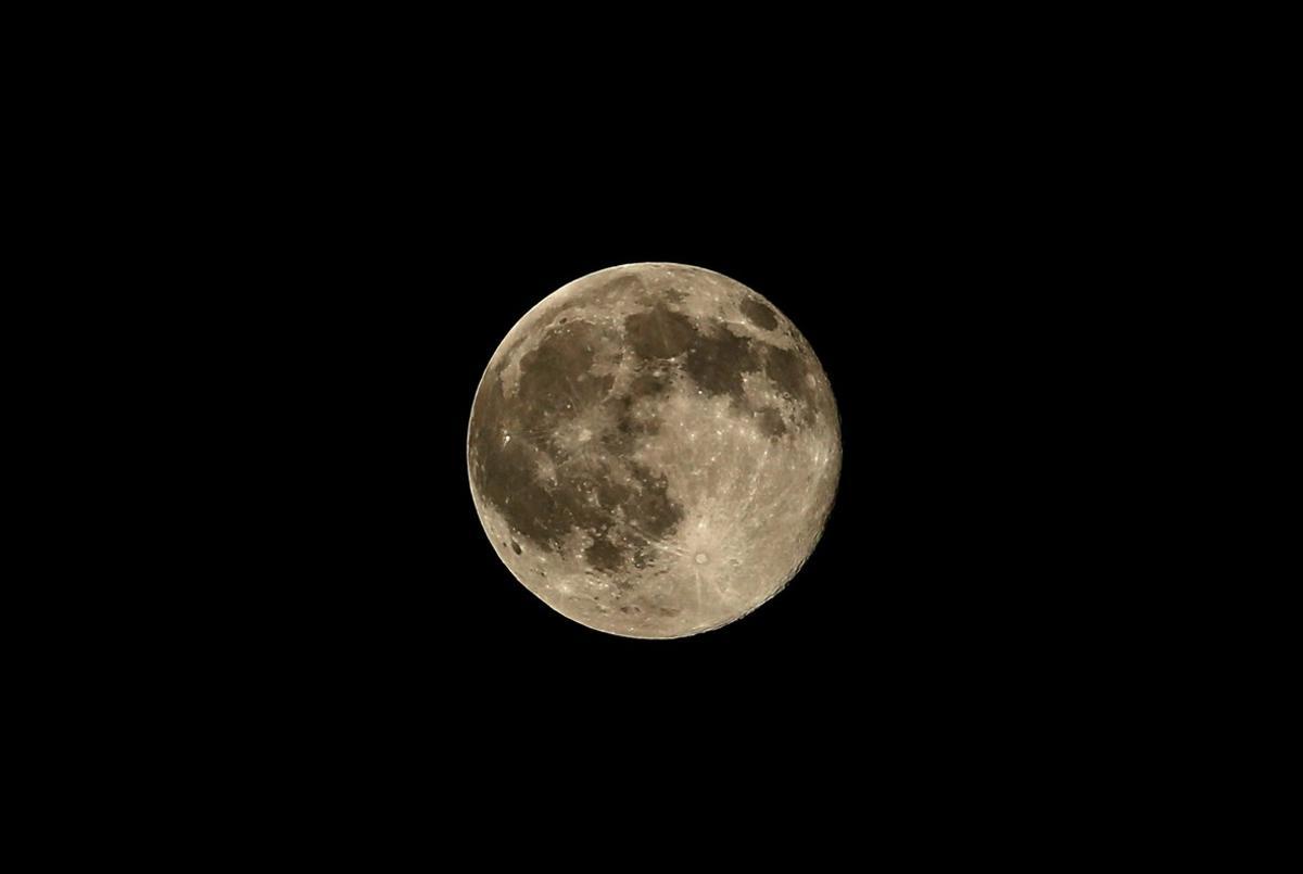 GAZ10 - CIUDAD DE GAZA (FRANJA DE GAZA), 20/6/2016.- Vista de la luna llena desde Gaza hoy, lunes 20 de junio de 2016, en el decimo quinto dìa del mes sagrado del Ramadán en Ciudad de Gaza (Franja de Gaza). Los musulmanes de todo el mundo celebran el mes sagrado con la oración y la lectura del Corán, y se abstienen de ingerir alimentos, beber, fumar y de tener relaciones sexuales desde el amanecer hasta el anochecer. EFE/MOHAMMED SABER