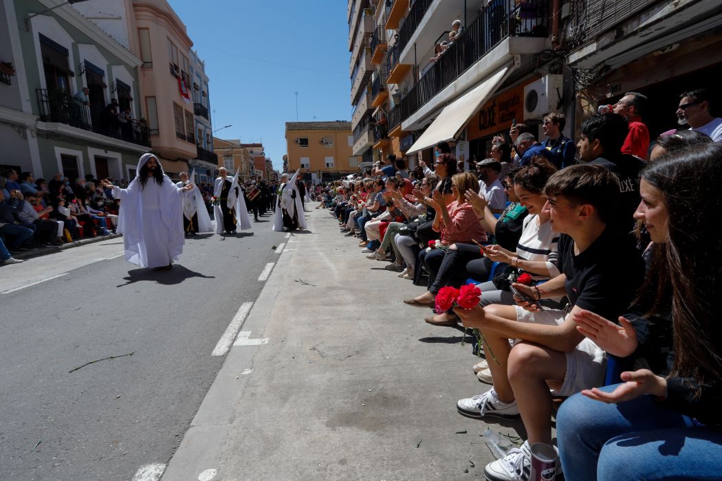 Flores y alegría para despedir la Semana Santa Marinera en el desfile de Resurrección