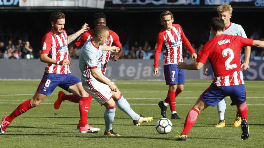 Lobotka, rodeado de xogadores do Atlético de Madrid, onte, en Balaídos. // Ricardo Grobas