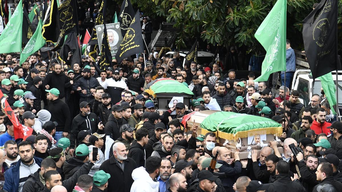 Una multitud traslada los ataúdes del número dos de Hamás, Saleh al Arouri, y los otros miembros de la milicia muertos en un ataque con dron en Beirut.