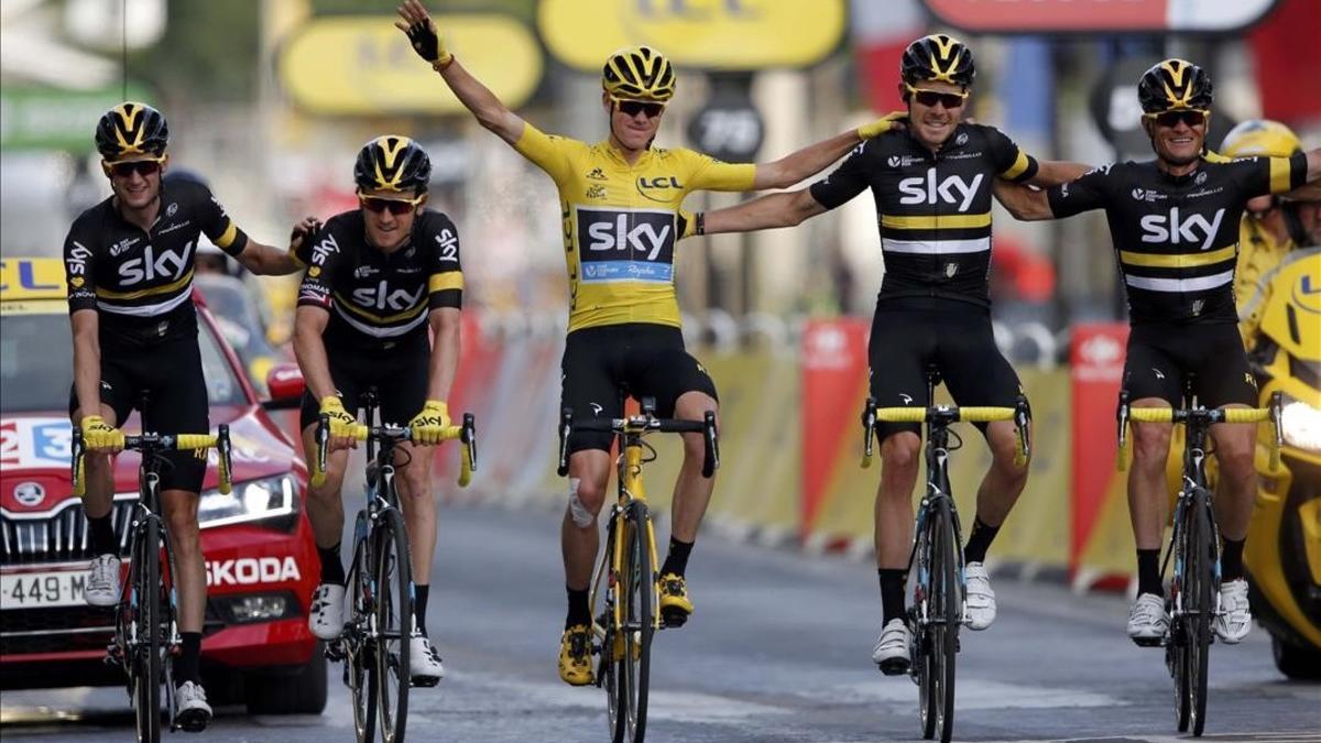 Froome, de amarillo, celebra la victoria en la entrada a la meta en París con todo su equipo.