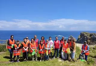 Una veintena de voluntarios participan en una recogida de residuos en el Cabo Peñas