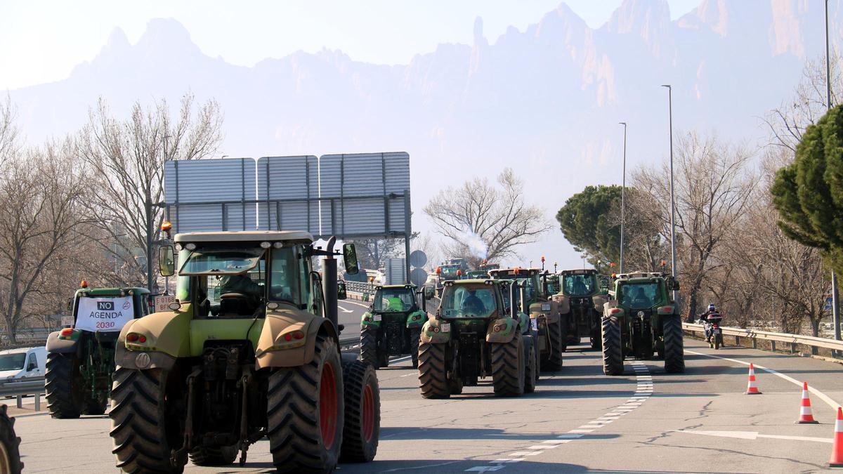 Tractores camino de Barcelona, en Sant Vicenç de Castellet (Bages)