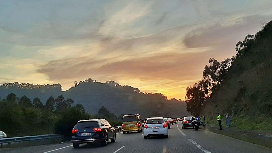 Retenciones en la Autovía del Cantábrico (A-8), ayer, antes de llegar a Villaviciosa. | LNE