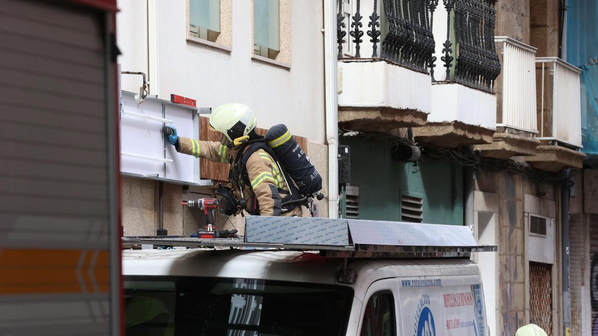 Bombero tapando la fuga de gas