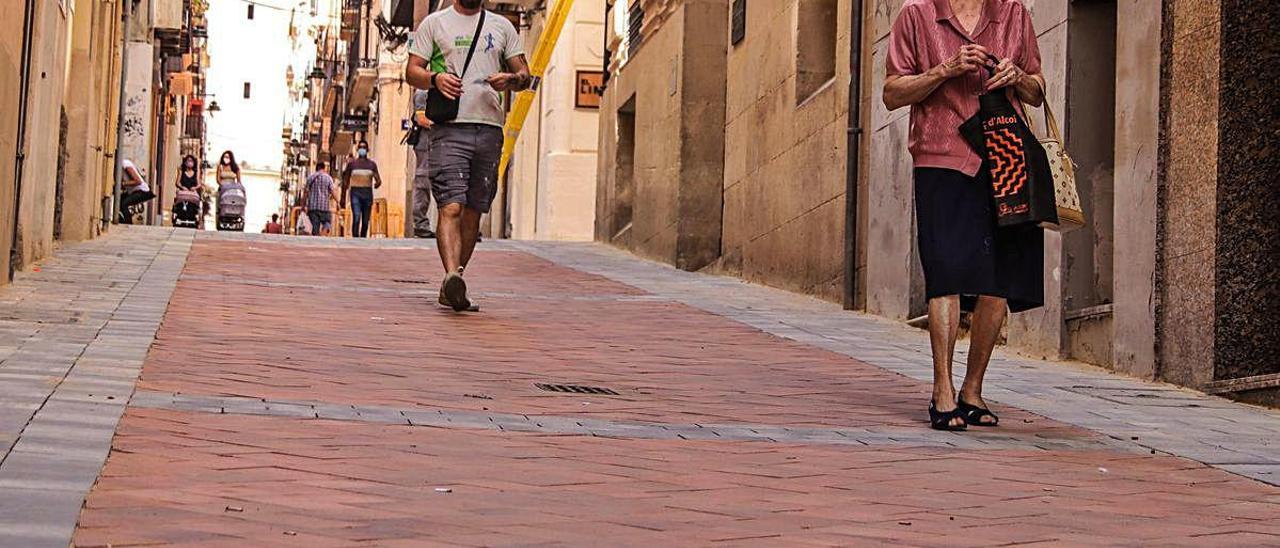 La calle Sant Francesc ya luce nuevo pavimento tras finalizar el primer tramo de obras.