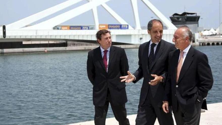 El exconseller Mario Flores y el expresidente de la Generalitat, Francisco Camps, pasean junto al puente que fue icono de la F-1.