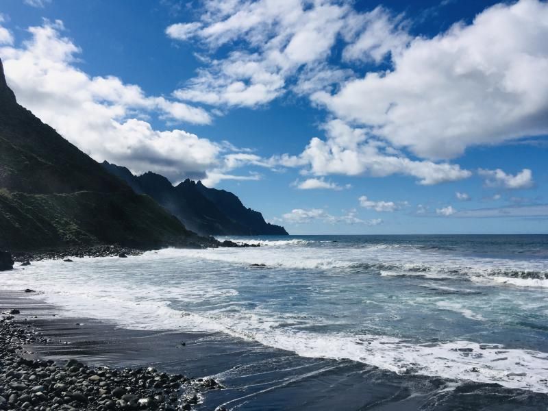 Falta de aparcamiento en las playas de Roque de las Bodegas y Almáciga, en Anaga