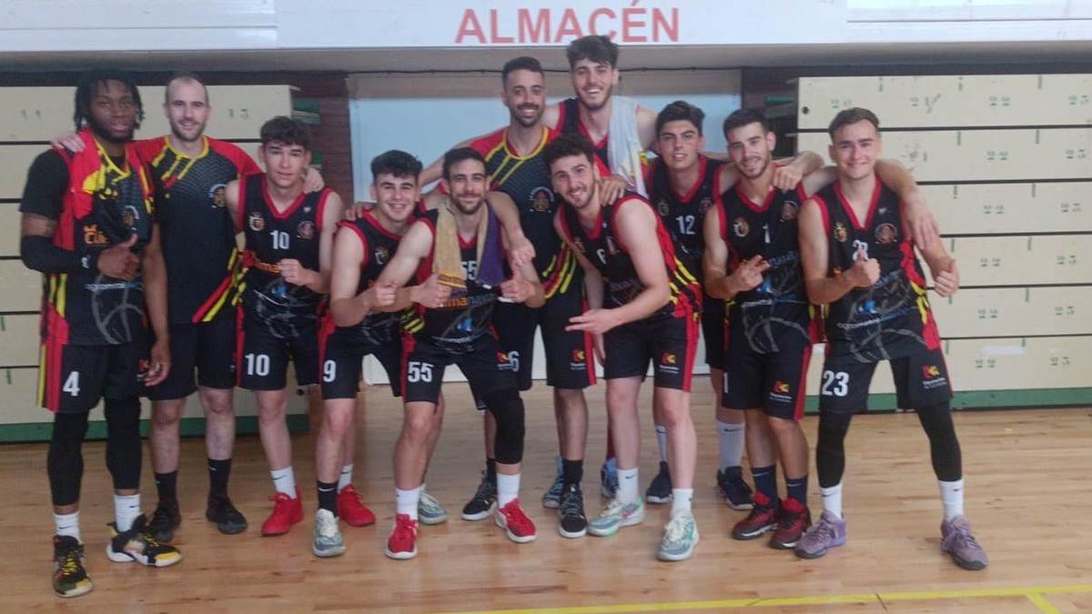 El Peñarroya celebra la victoria en la pista del EBG.