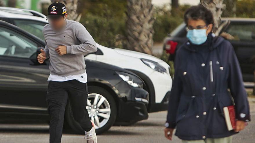 Un corredor sin mascarilla pese a ser obligatorio llevarla en playas urbanas y paseos. | MANUEL R. SALA