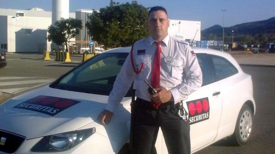 L'exvigilant de Securitas uniformat i davant d'un cotxe de l'empresa que ha disparat a tres excompanys a Tarragona