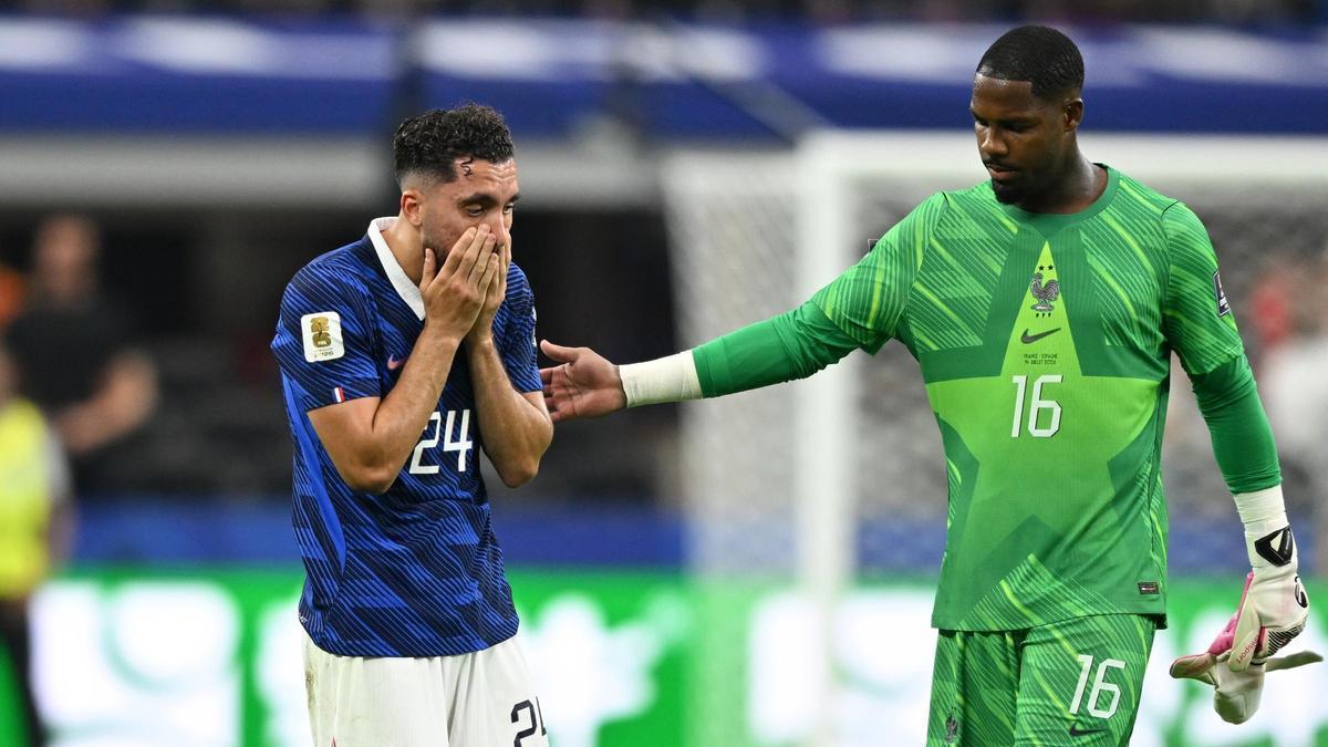 Rayan Cherki, con Mike Maignan, de Francia, tras caer eliminados en la semifinal del Mundial ante España