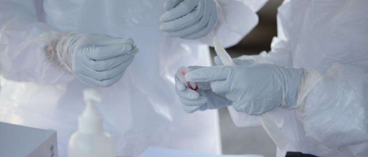 Detalle de la toma de muestras para PCR en el centro de salud de Vila.