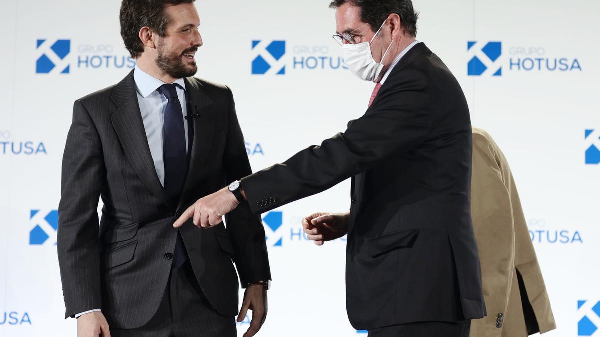 El presidente de la CEOE, Antonio Garamendi, y el ex líder del PP, Pablo Casado, en un acto en enero pasado.