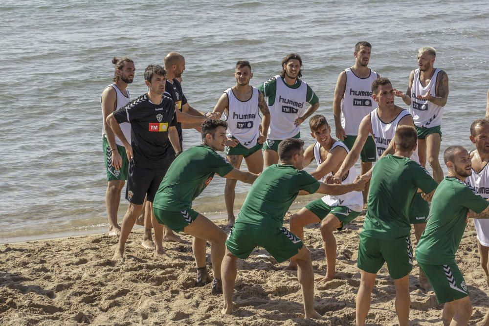 Entrenamiento del Elche CF en la playa de El Pinet