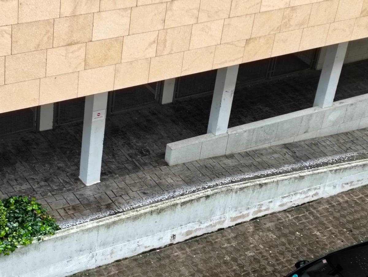 Reguero de granizo en una calle de Plasencia, este martes.